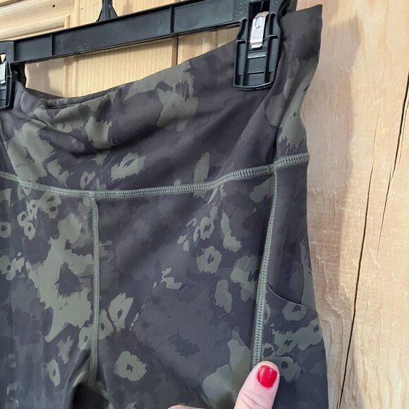 Vuori Womens Stride Performance Floral Camo Pocket Legging Medium Green SP EXC - Picture 6 of 12